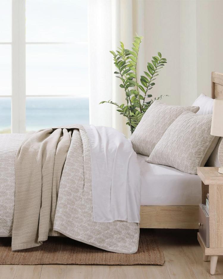 Beach & Home Quilts & Blankets | Tommy Bahama Bahama Fronds Reversible 3-Piece Full/Queen Quilt Set Brown