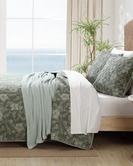 Beach & Home Quilts & Blankets | Tommy Bahama Hibiscus Jungle Reversible 3-Piece Full/Queen Quilt Set Jungle