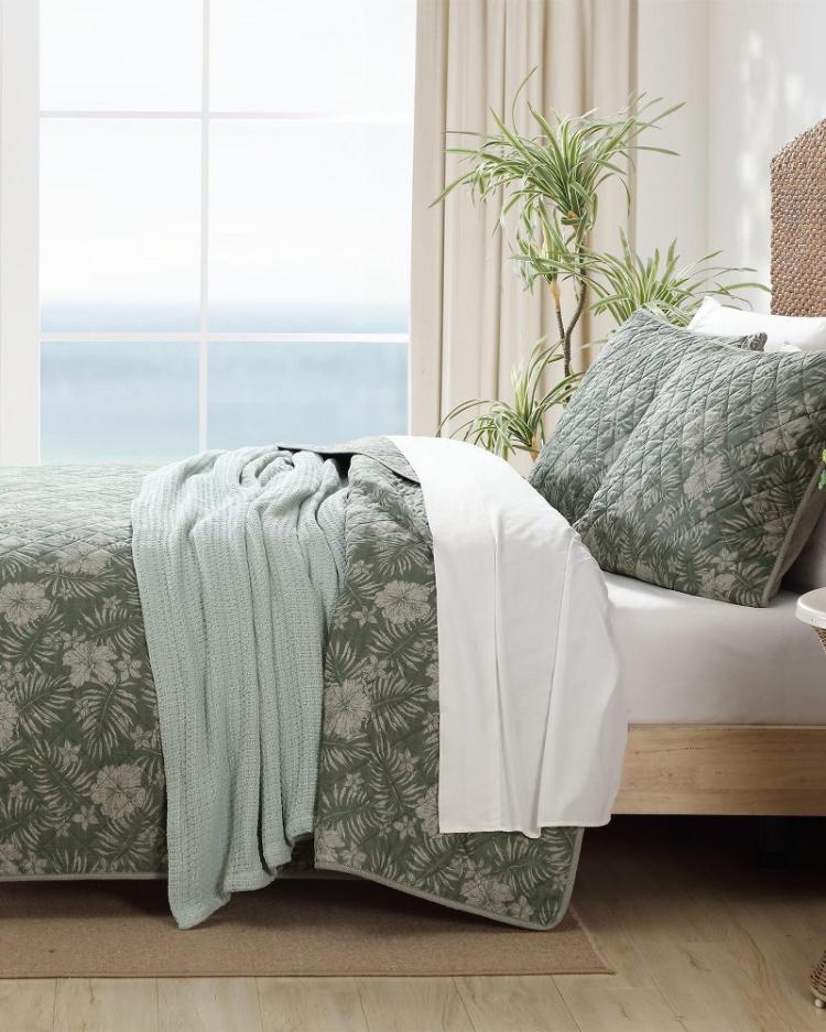 Beach &amp; Home Quilts &amp; Blankets | Tommy Bahama Hibiscus Jungle Reversible 3-Piece King Quilt Set Jungle