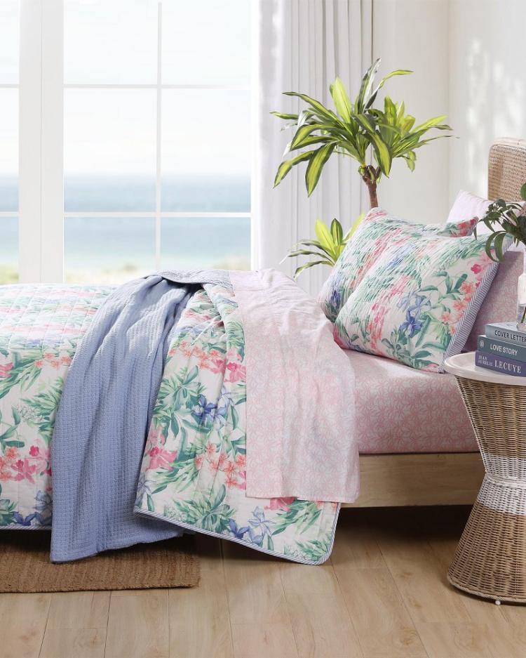 Beach &amp; Home Quilts &amp; Blankets | Tommy Bahama Island Orchid Reversible 3-Piece King Quilt Set White