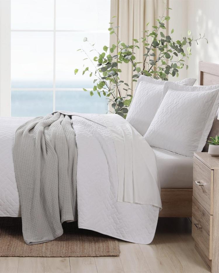 Beach &amp; Home Quilts &amp; Blankets | Tommy Bahama Solid King Quilt/Sham Set White